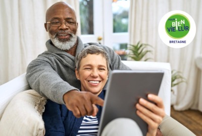 couple de seniors souriants utilisant une tablette