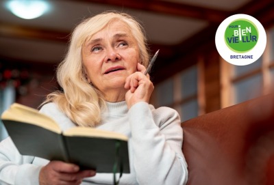 femme senior réfléchissant, un livre ouvert à la main