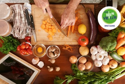 gros plan personne en train de préparer un repas et coupant des légumes