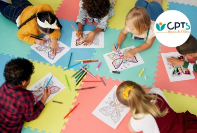 groupe d'enfants faisant des coloriages allongés sur des tapis en mousse