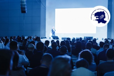 groupe de personnes de dos assistant à une conférence