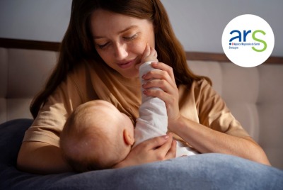 gros plan jeune femme tenant son bébé dans les bras et le regardant
