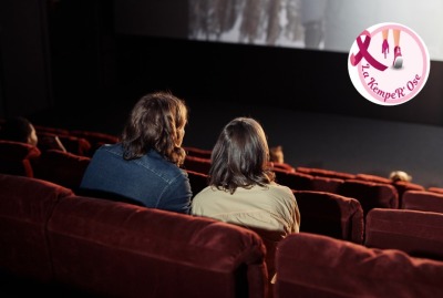 deux personnes de dos assistant à une séance de cinéma