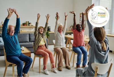 groupe de seniors faisant des exercices d'étirement sur des chaises