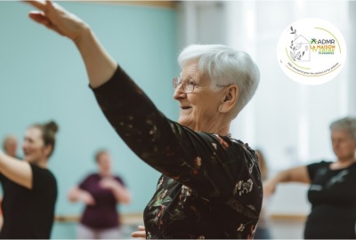 gros plan femme senior effectuant un mouvement de danse avec le bras pendant une séance collective