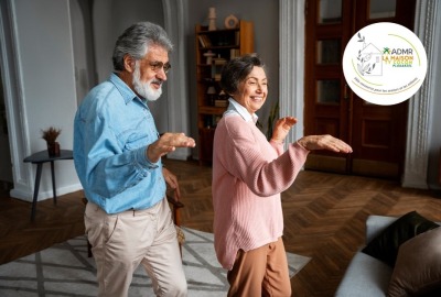 couple de seniors dansant dans leur salon
