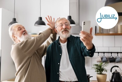deux hommes seniors plaisantant en passant un appel téléphonique en visio