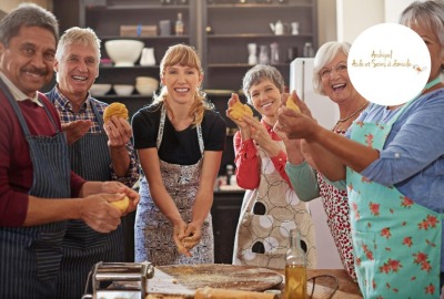 animatrice et seniors pendant un cours collectif de cuisine