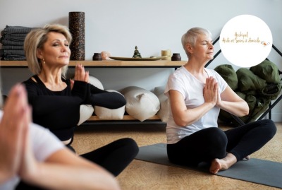 femmes seniors pendant un atelier collectif de méditation
