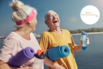 duo de seniors en tenue de sport et avec équipement riant aux éclats
