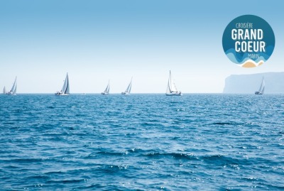 vue de plusieurs voiliers sur mer scintillante