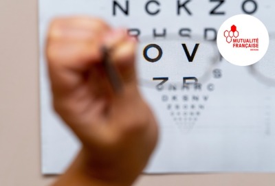 gros plan durant un examen de vue