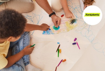 gros plan adulte aidant des enfants à dessiner une fusée