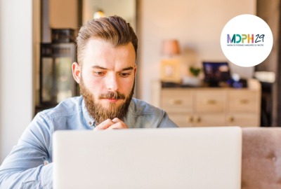 jeune homme consultant son ordinateur portable