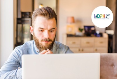 jeune homme consultant son ordinateur portable