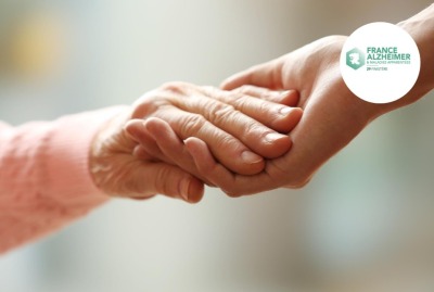 gros plan main jeune tenant la main d'une personne âgée