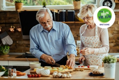 couple de seniors préparant un repas
