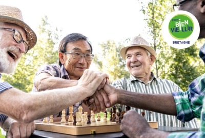 groupe d'amis seniors jouant aux échecs