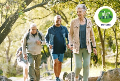 groupe de seniors faisant une randonnée