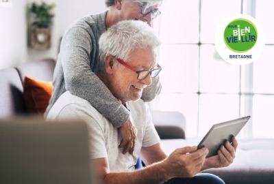 couple de seniors consultant une tablette numérique en riant