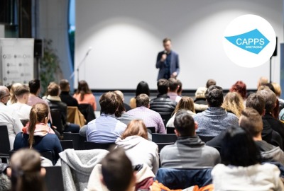 groupe de personnes de dos assistant à une conférence