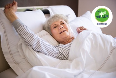 gros plan femme senior s'étirant en se réveillant