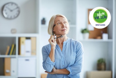femme senior réfléchissant dans son bureau
