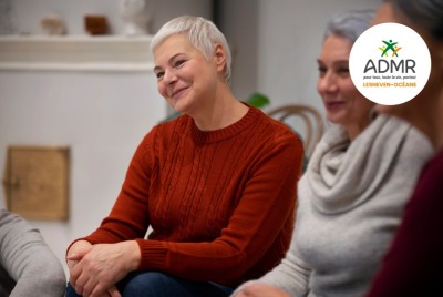 gros plan femme souriant dans un groupe