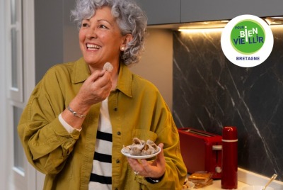 femme senior grignotant avec un grand sourire