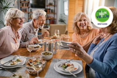 groupe d'amis seniors discutant et plaisantant pendant un repas
