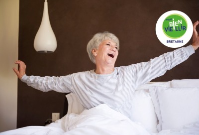 femme senior s'étirant lors de son réveil