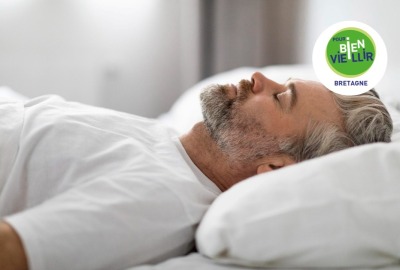 gros plan homme senior dormant