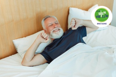 homme senior s'étirant en se réveillant