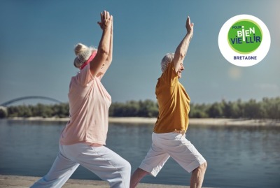 un homme et une femme senior en tenue de sport faisant des étirements de yoga à l'extérieur