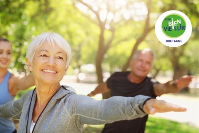 gros plan femme senior souriant faisant du yoga en groupe à l'extérieur