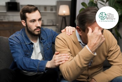 jeune homme posant la main sur l'épaule de son père déprimé