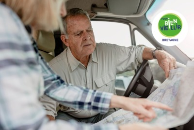 deux seniors consultant un plan en voiture