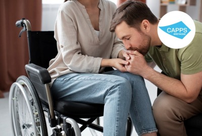 homme embrassant la main de sa compagne en situation de handicap