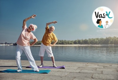 couple de seniors faisant des exercices d'étirement à l'extérieur