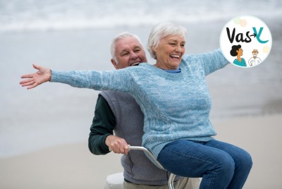 duo de seniors faisant du vélo sur une plage, femme sur le guidon