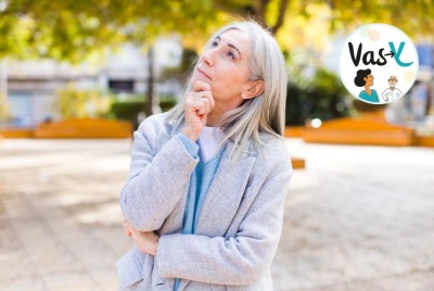 femme senior réfléchissant à l'extérieur