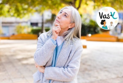 femme senior réfléchissant à l'extérieur