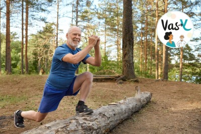 homme senior faisant des étirements sur un tronc d'arbre après une séance de course à pied