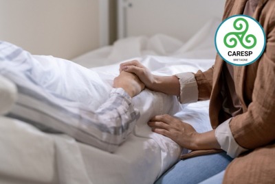 gros plan femme tenant la main d'un patient alité à l'hôpital