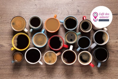 diverses tasses de boissons chaudes posées sur une table
