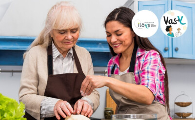 femme senior preparant gâteau avec jeune femme souriantes