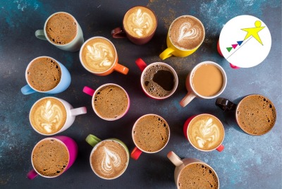 diverses tasses de café colorées posées sur une table