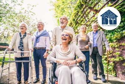 groupe d'amis seniors se promenant à l'extérieur