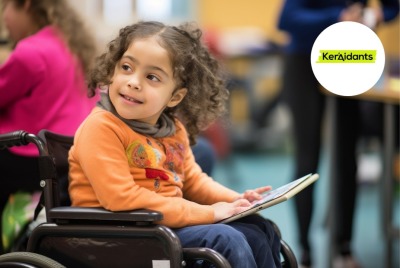 gros plan petite fille en situation de handicap, avec une tablette tactile