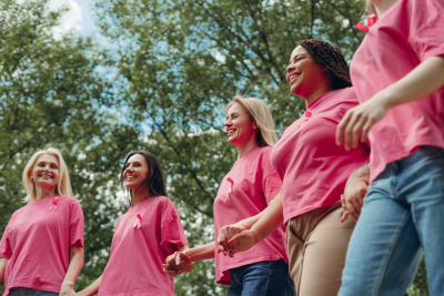 groupe de marche femmes en rose